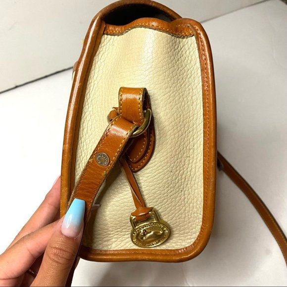Dooney & Bourke Vintage 80s Essex Saddle Ivory Tan Pebble Leather Cross Body Bag - Picture 4 of 16